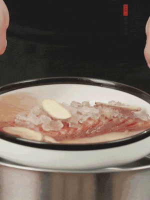 置于盤(pán)中，加冰糖100g、黃酒100g、水200g，上鍋蒸20分鐘。