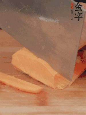 南瓜改刀切片，把蒸好的火腿鋪到南瓜上。