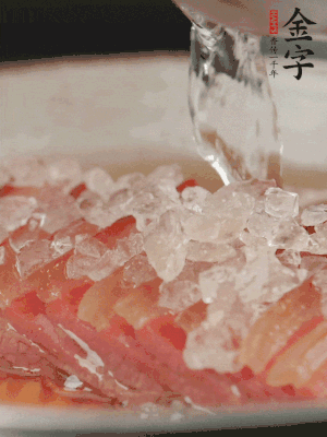 依舊放上冰糖100g、黃酒100g、水200g，鍋中再蒸15分鐘。