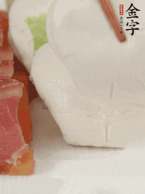 生菜切段，放入荷葉夾。