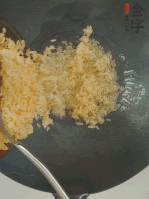 熱油下鍋，邊按壓邊翻炒均勻。