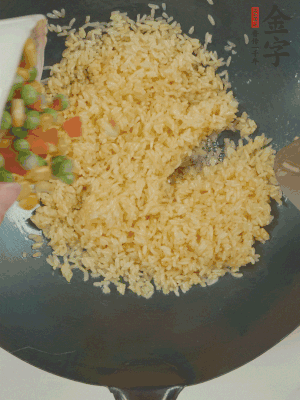 下豌豆粒、胡蘿卜粒、玉米粒。（買現(xiàn)成冷凍的雜菜即可，非常方便）