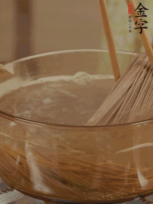 水開后下蕎麥面，煮2分鐘后過涼水備用。