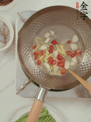 油7成熱時，下大蒜粒、姜絲、小米辣煸香。