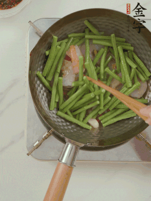 下掰好的缸豆段翻炒，略燜煮。