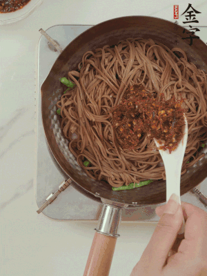 下蕎麥面，淋上少許醬油，加2勺金字火腿大師醬略翻炒即可。