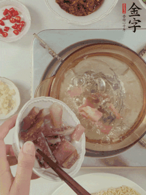 魷魚熱水下鍋，焯水備用。