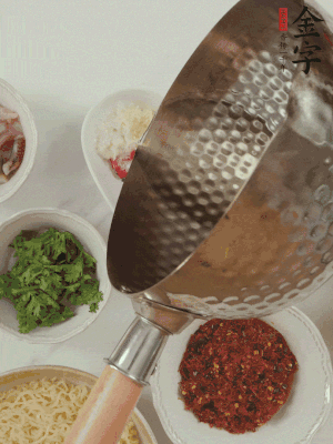 蒜末、小米辣、芝麻淋上熱油。