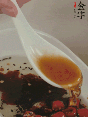 再加2勺生抽、1勺香醋攪拌。