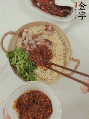 在面上鋪魷魚、香菜、金字火腿大師醬。