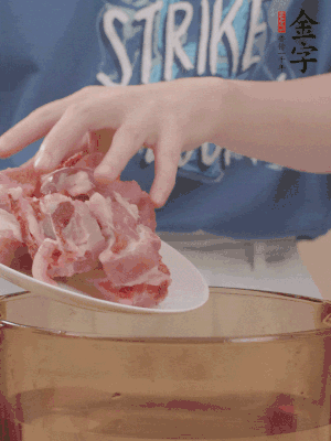 排骨剁小塊，加姜片、料酒沸水下鍋焯水。