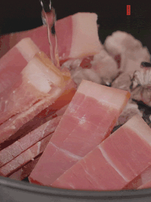 排骨、黃鱔段、金字火腿片放入砂鍋中，加沒過食材的水。