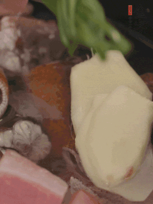 加姜片、蔥結(jié)、料酒。