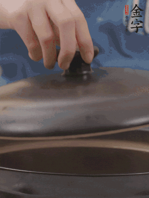 大火煮開后轉(zhuǎn)小火，燉煮20分鐘左右。