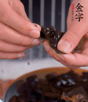 木耳冷水泡發(fā)，處理成小塊。（如果是小木耳就不用切了）