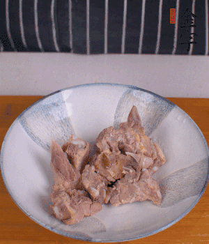 排骨加1勺黃酒、1勺蠔油、1勺玉米淀粉、1/4勺胡椒粉腌制半小時。