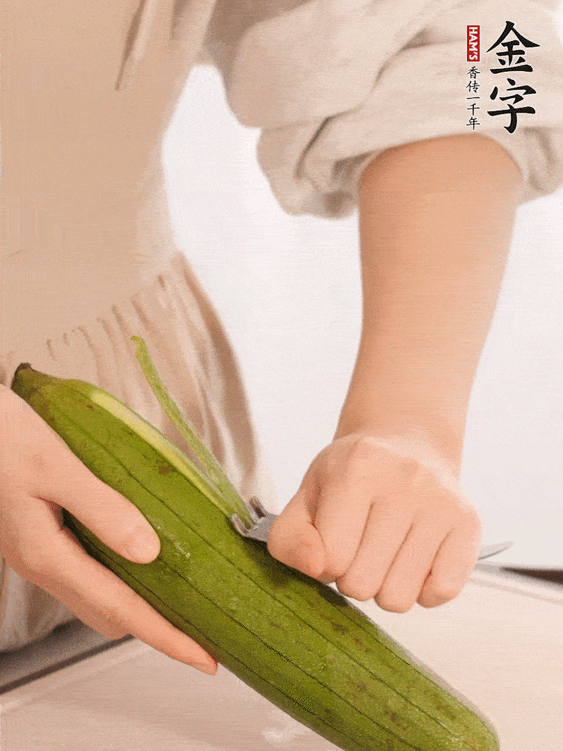 絲瓜去皮切滾刀塊用鹽殺一下水分洗凈。