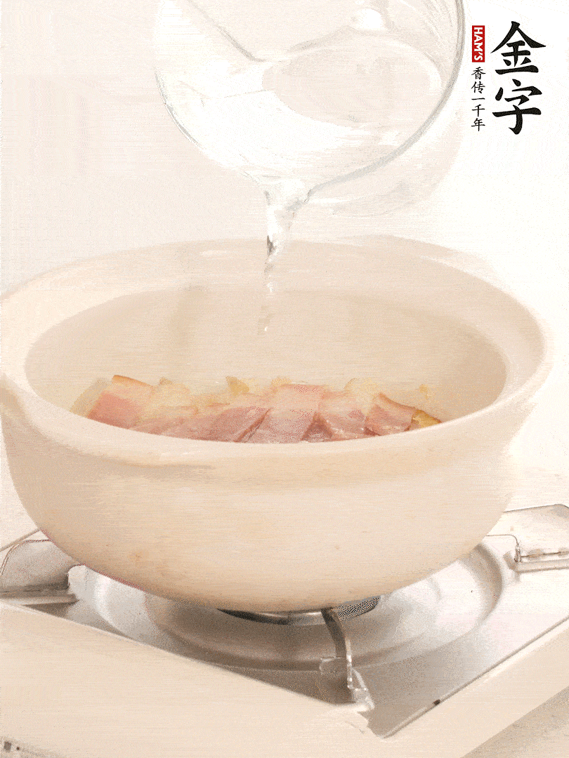 放入火腿片，加開水，再加入豆腐