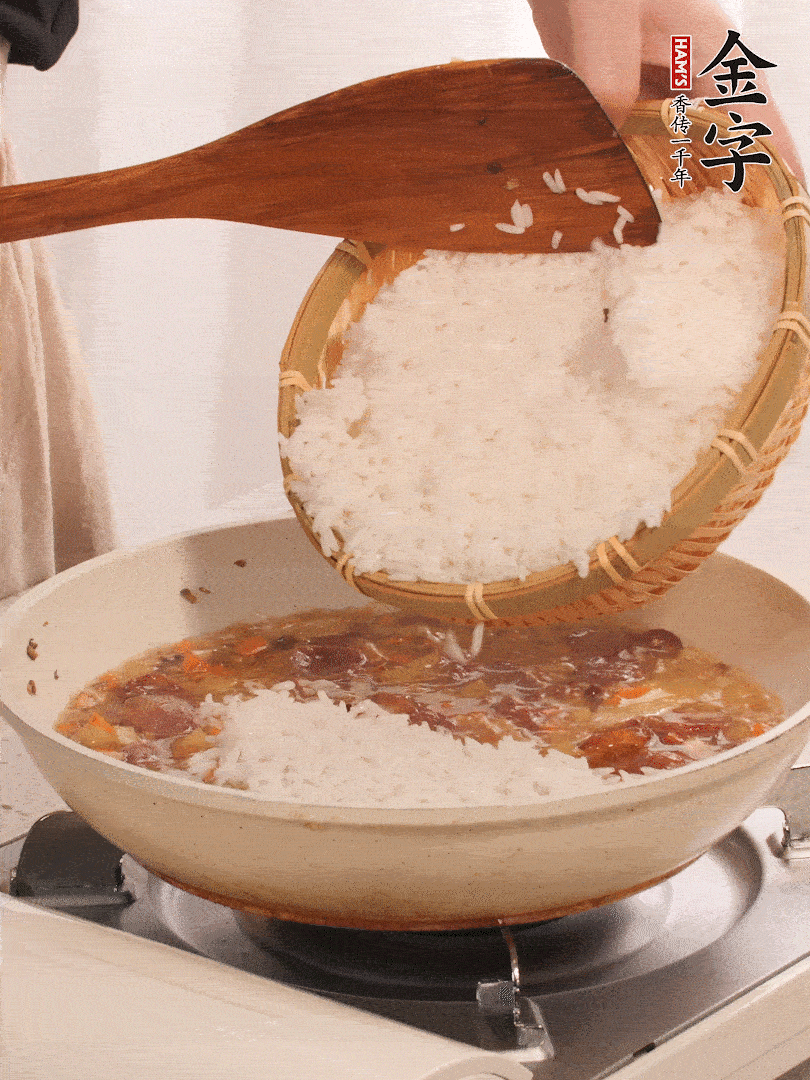 熱鍋燒油，香腸煸出油，加姜片去腥，加土豆、胡蘿卜、香菇翻炒到半熟，隨后加豆角、2小勺鹽、1大勺生抽，煸炒均勻。