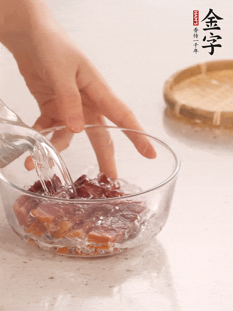 金字火腿切片，溫水泡5分鐘。