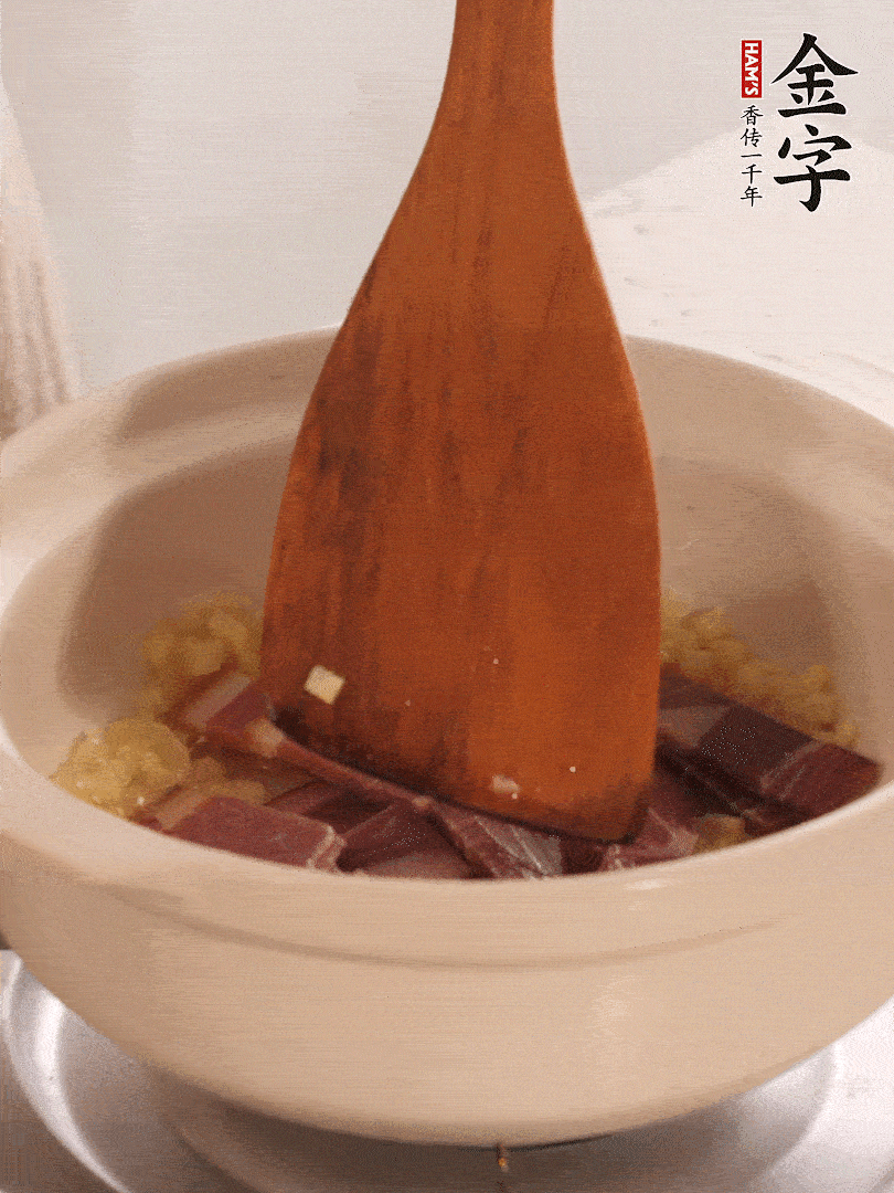 加熱水，加入白菜蓋上蓋子煨煮3分鐘。