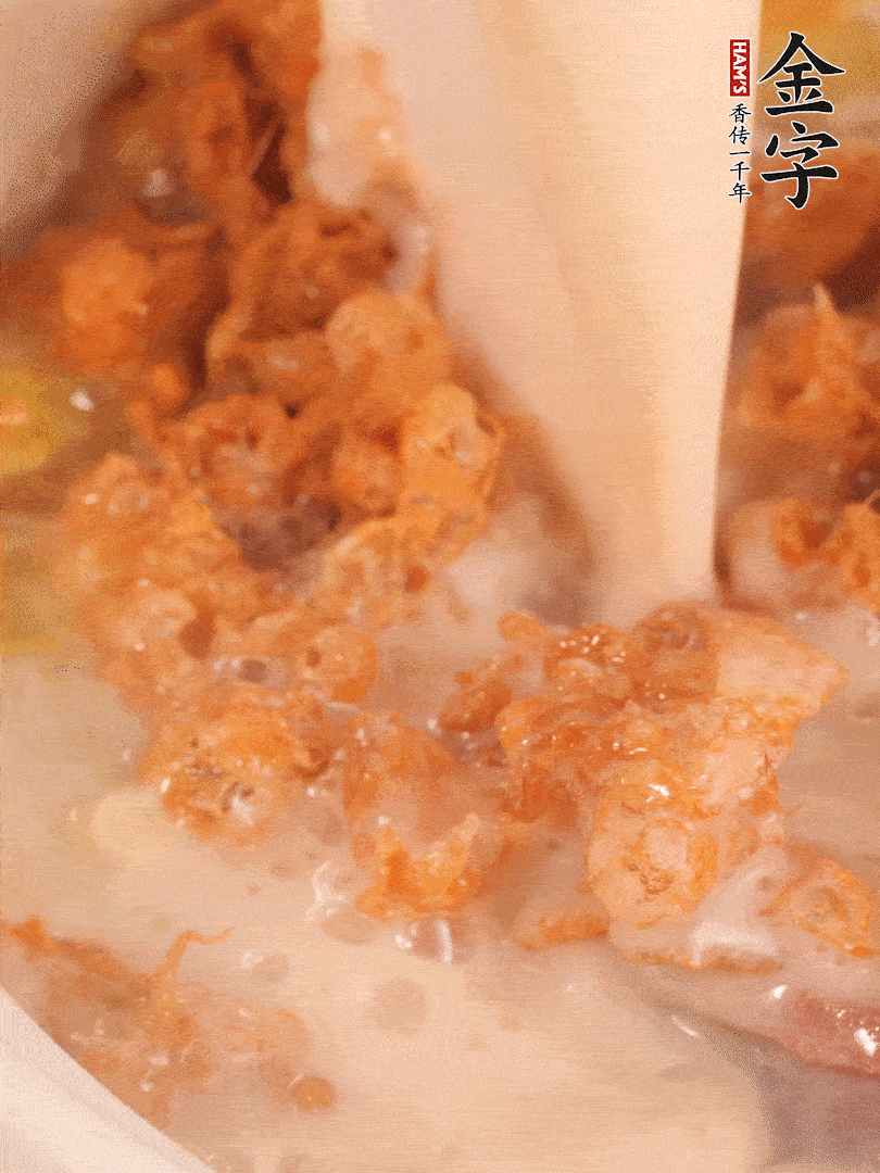 加入蛋酥再煨煮2分鐘，加入豆?jié){。