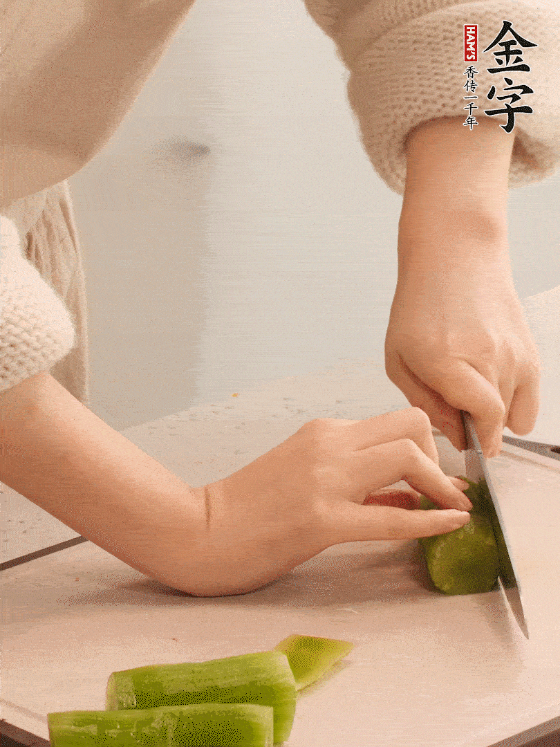 萵筍和白蘿卜用擦絲器擦成細絲。