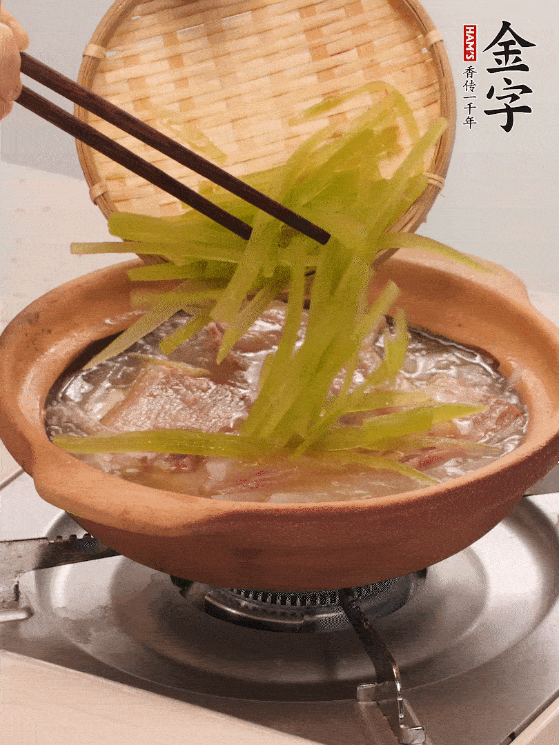 倒入熱水煮開后，轉(zhuǎn)小火燉煮10分鐘，呈奶白色湯底。