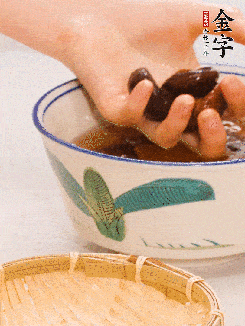 干香菇提前泡發(fā)切片，泡香菇水留著備用。