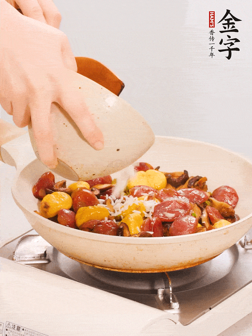 把米淘洗干凈，放入切好的香菇、板栗、毛豆。