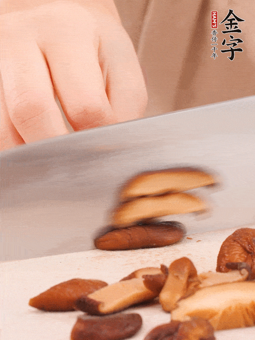 干香菇泡發(fā)，切成小塊。