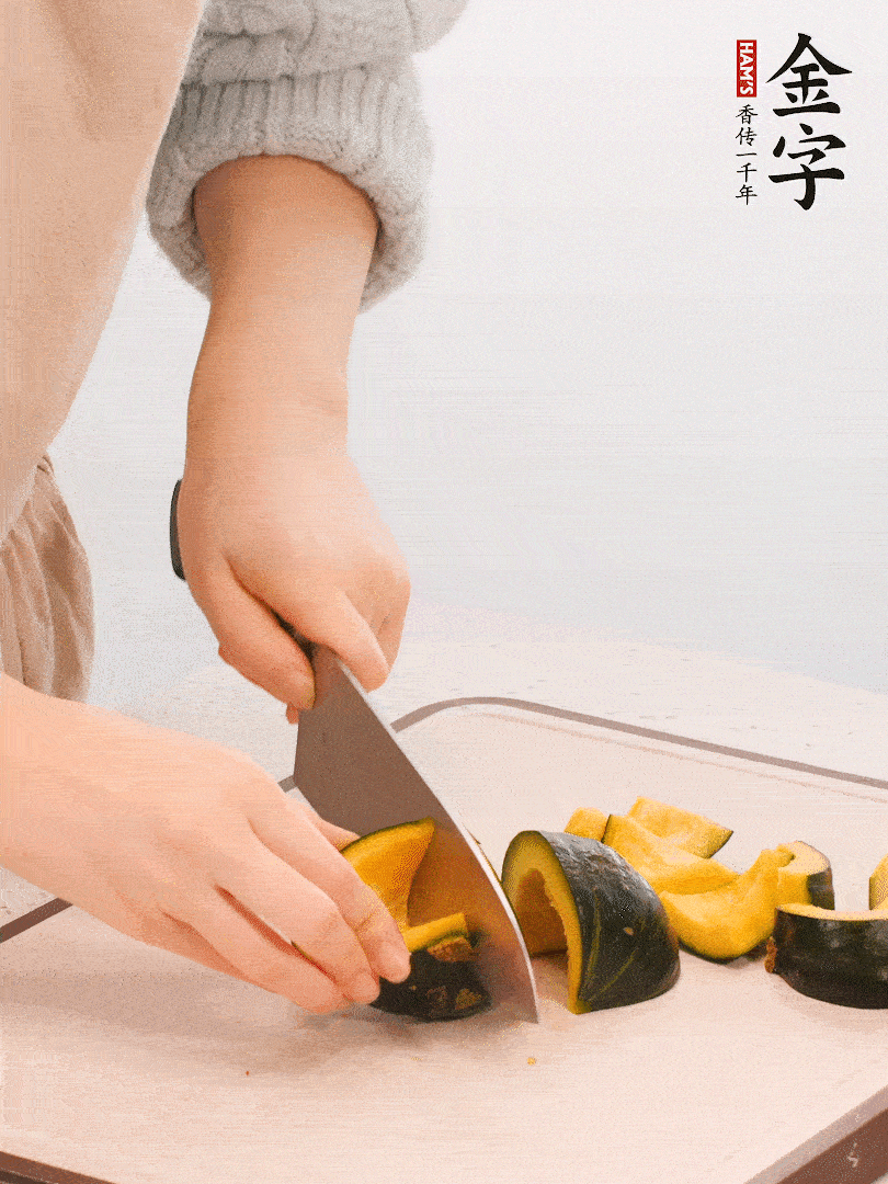 貝貝南瓜切小塊，生姜切成姜絲。