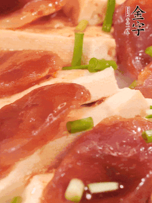 調(diào)一個醬汁：2勺生抽、1勺蠔油、半勺白糖、1勺淀粉、半碗清水調(diào)成料汁燒開