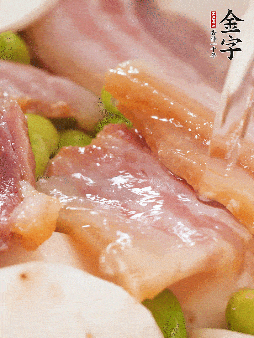 倒入芋艿、熟毛豆，翻炒均勻，加1小碗水煮開