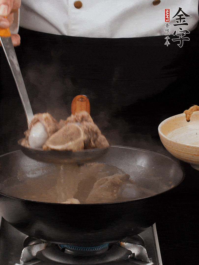 大筒骨清水浸泡30分鐘，中途換水2-3次。冷水下鍋，加姜片、料酒焯水，撇去浮沫。