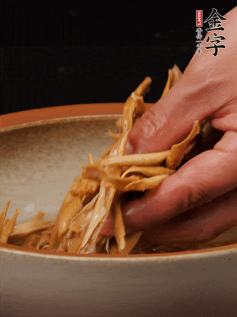 農(nóng)家土筍尖提前泡軟，用刀劃成細絲，這樣會更加入味。