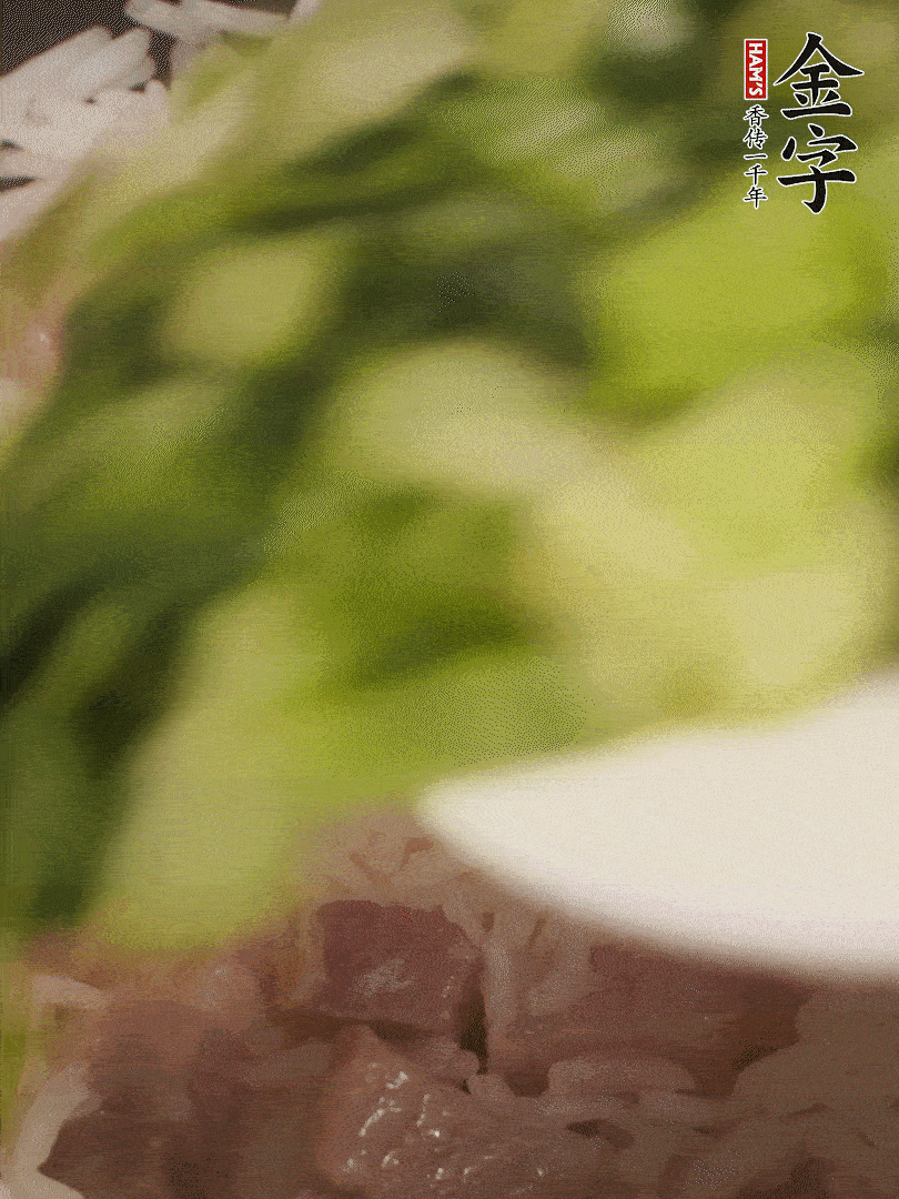 將燜煮好的米飯，倒入炒熟的蔬菜中，翻炒均勻鍆繼續(xù)燜煮5分鐘