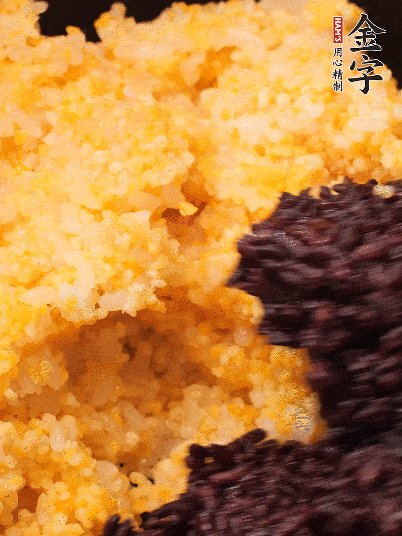 混合小米、紫米煮熟，加豬油攪拌均勻（紫米分開煮在攪拌）