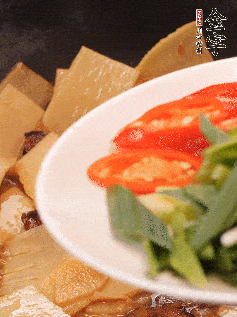 少許料酒增香，下蒜白、青紅辣椒略微翻炒