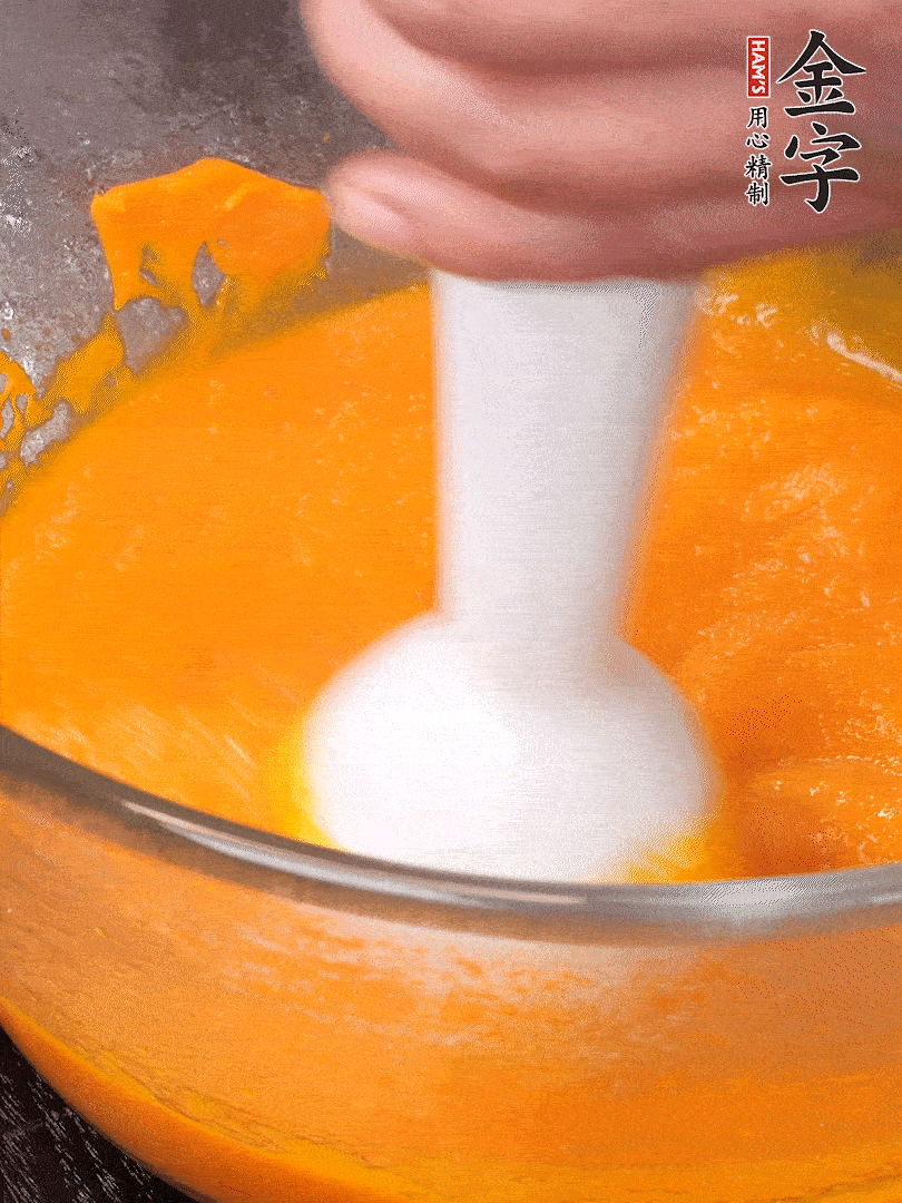 300g南瓜，去皮去瓤切滾刀塊，大火蒸8分鐘，料理機(jī)打成泥，篩網(wǎng)過篩成泥