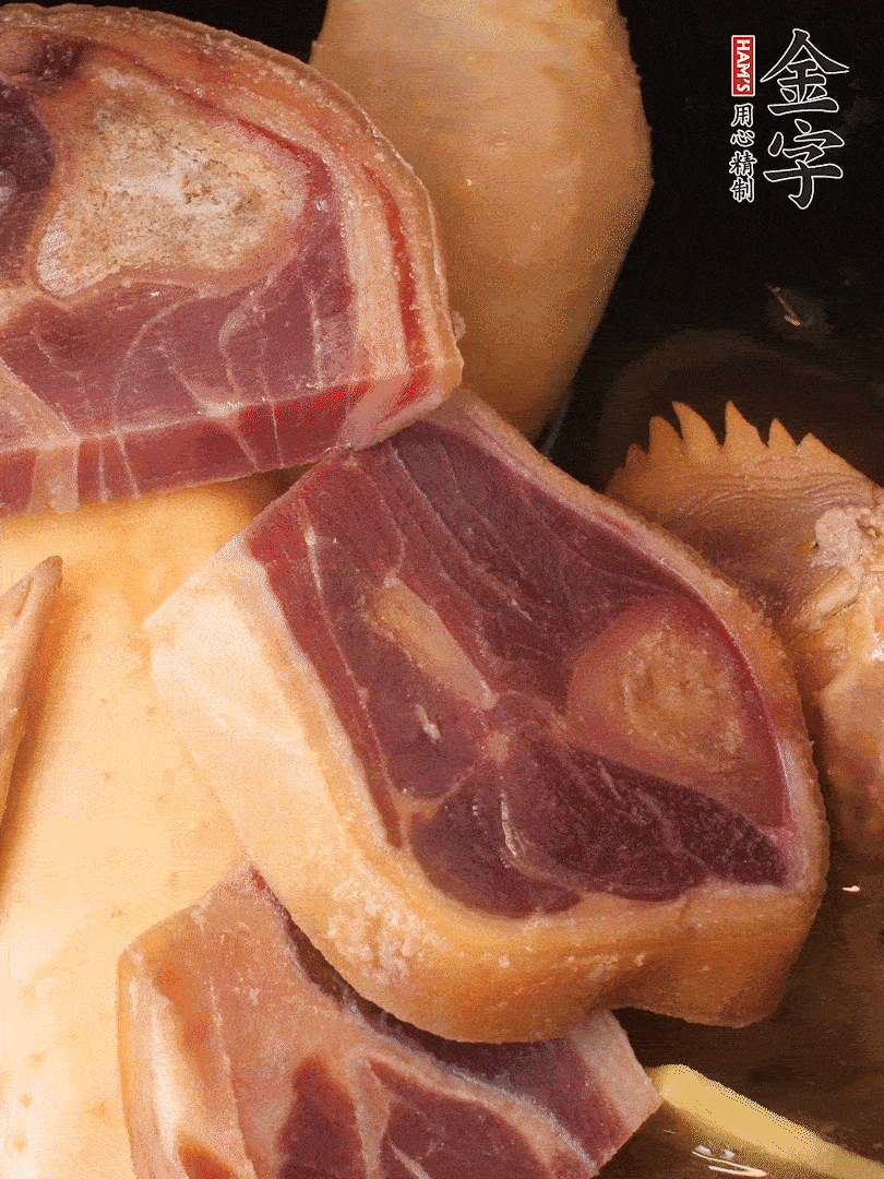 火踵、老母雞加蔥、姜、料酒、清水，大火燒開后轉(zhuǎn)小火，燉1小時(shí)