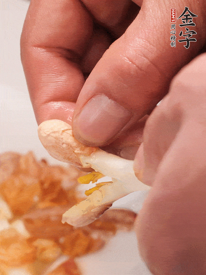 花生芽切段。開水焯水1分鐘，去掉頂部的花生皮