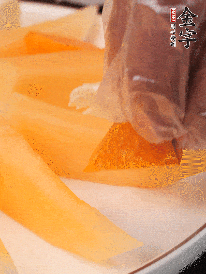 刀用火烤一下，切開奶酪