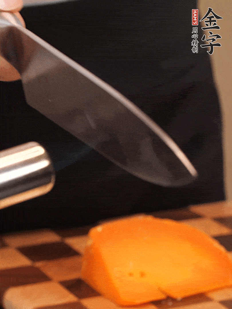 間隔擺上哈密瓜、奶酪、迷迭香、核桃仁