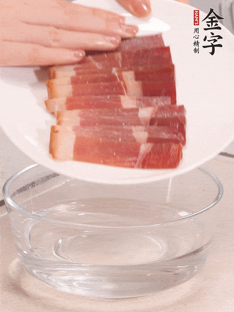 鴨腿冷水下鍋，加姜片、料酒焯水