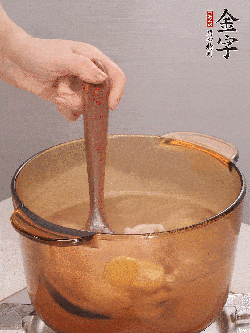 鴨肉、白果、火腿、生姜一起放入砂鍋，清水沒(méi)過(guò)食材，大火燉煮1小時(shí)