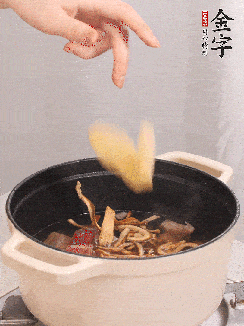 加入青、紅蘿卜再煲20小時(shí)。