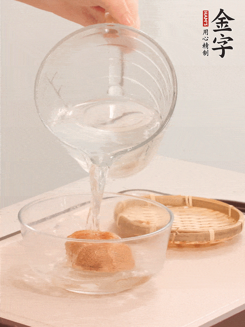 猴頭菇至少泡發(fā)半小時，將浸泡后的黃水擠干；