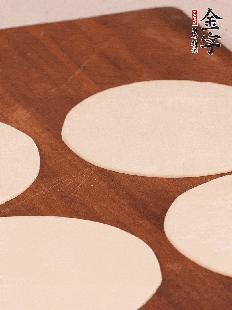 餃子皮均勻抹油，10張疊在一起，搟面杖搟開