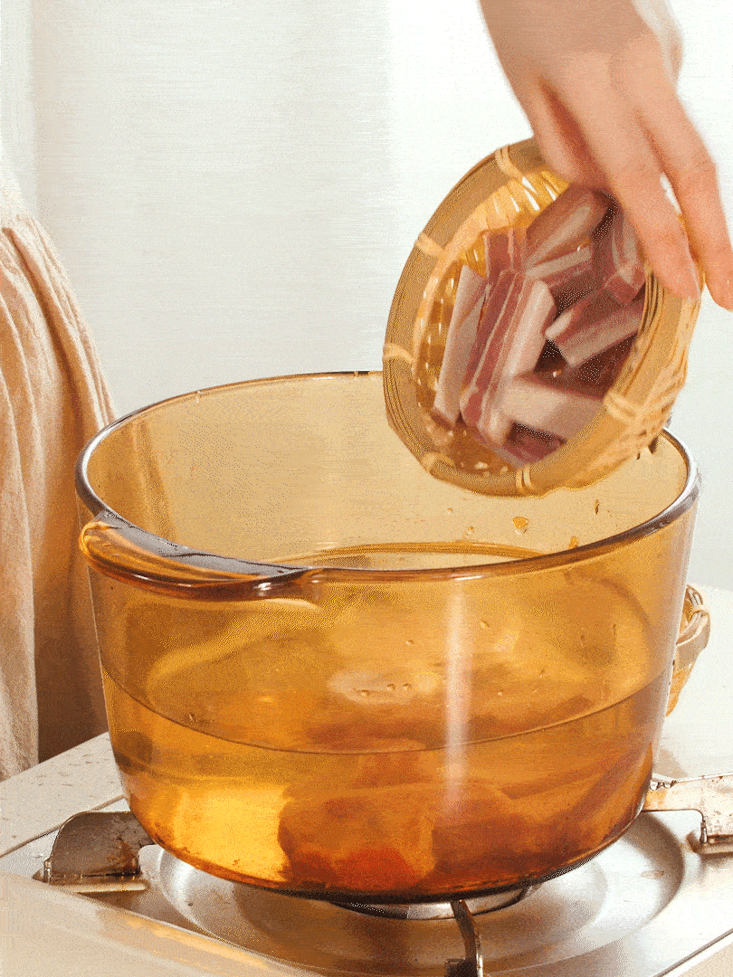 咸肉、排骨加料酒 蔥段 生姜 一起冷水下鍋焯水撈出